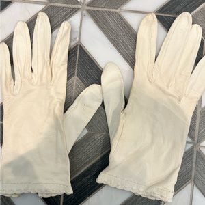 Women’s Vintage white leather gloves. Fits on the smaller side.